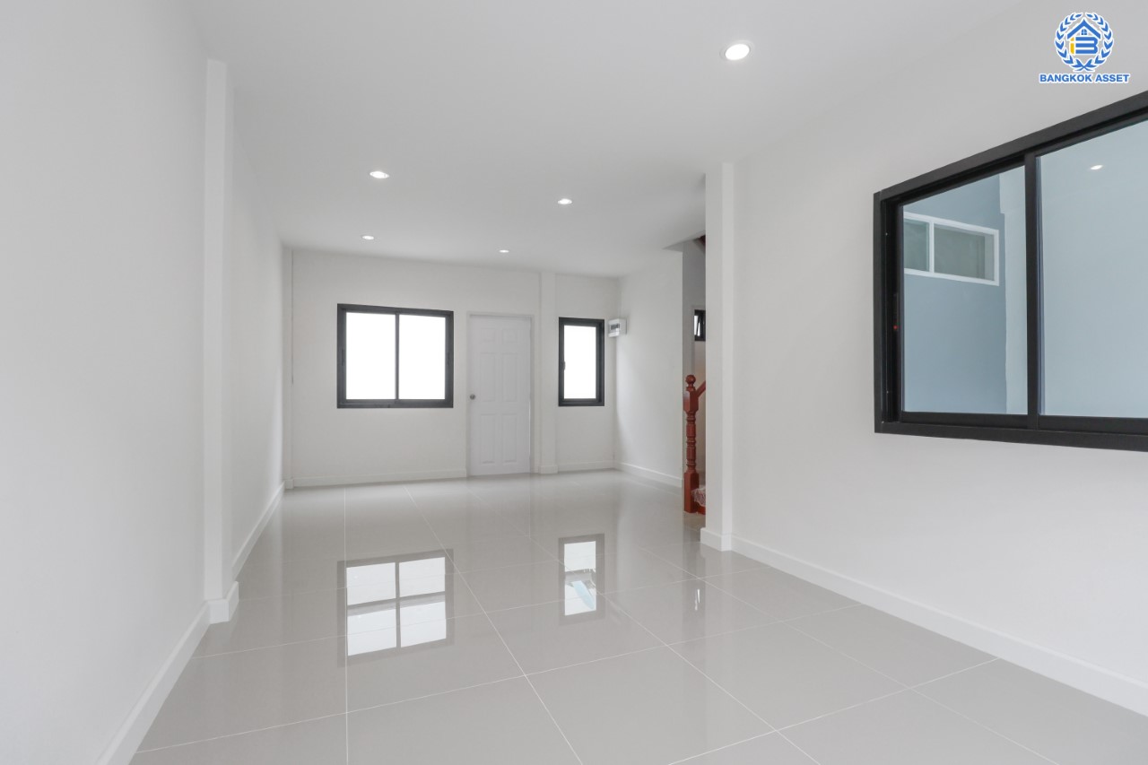 บ้านมือสองตกแต่งใหม่ ม.บัวทองธานีพาร์ค กาญจนาฯ-บางบัวทอง ทาวน์เฮ้าส์หลังใหญ่ เนื้อที่ 19.5 ตร.ว. ฟังก์ชันระดับบ้านเดี่ยว 3 ห้องนอน 2 ห้องน้ำ 1 ที่จอดรถ พร้อมเข้าอยู่ บนทำเลเดินทางสะดวก เข้า-ออกได้ทั้ง ถ.กาญจนาฯ และ ถ. บางกรวย-ไทรน้อย ใกล้ทางด่วน, เซ็นทรัลเวสต์เกต และรถไฟฟ้าสายสีม่วง "สถานีคลองบางไผ่"…